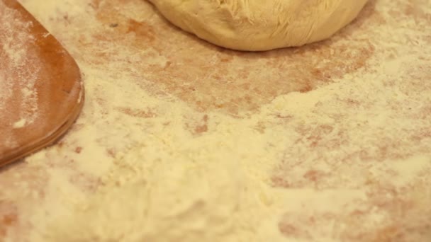 Frau arbeitet mit Teig. Herstellung hausgemachter Croissants — Stockvideo