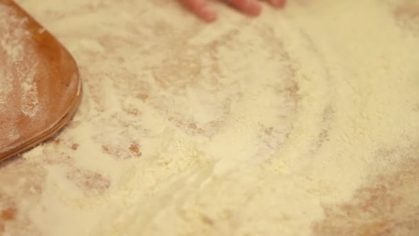 Une femme qui travaille avec du fric. fabrication de croissants faits maison — Video