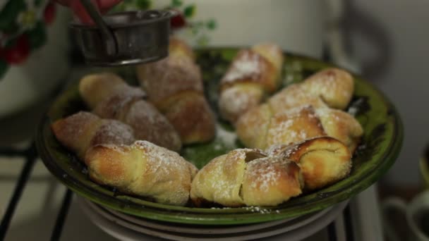 Croissants recién horneados en un plato en una cocina casera — Vídeo de stock