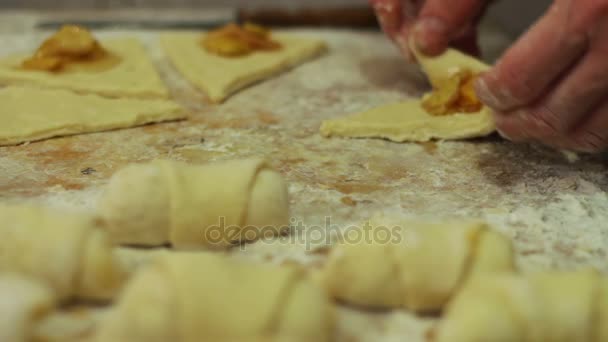 A nő dolgozik a tésztát. házi croissant-t, hogy — Stock videók