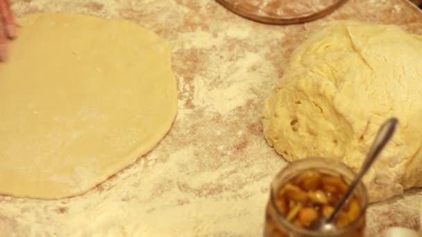 Frau arbeitet mit Teig. Herstellung hausgemachter Croissants — Stockvideo