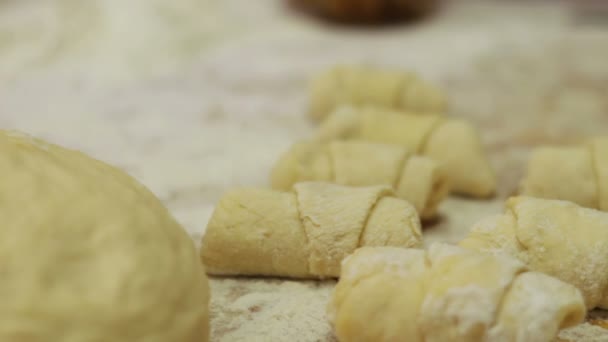 A färska gjort hembakade croissanter från degen — Stockvideo