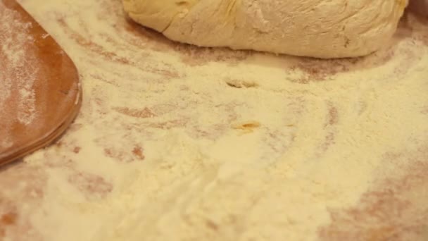 Une femme qui travaille avec du fric. fabrication de croissants faits maison 