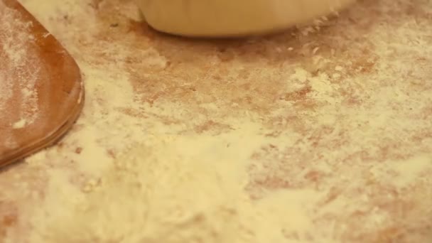 Hamur ile çalışan kadın. ev yapımı kruvasan yapma — Stok video