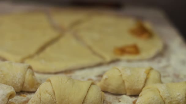 Una mujer que trabaja con pasta. hacer croissants caseros — Vídeo de stock