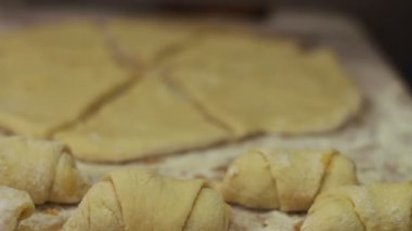 Hamur ile çalışan kadın. ev yapımı kruvasan yapma