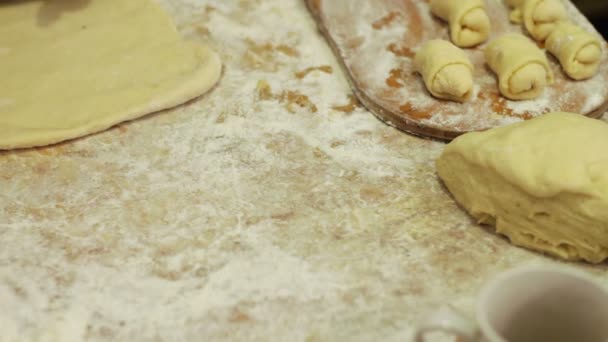 Frau arbeitet mit Teig. Herstellung hausgemachter Croissants — Stockvideo