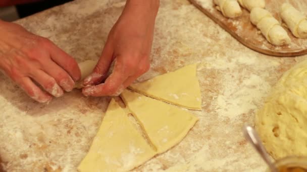 Una mujer que trabaja con pasta. hacer croissants caseros — Vídeos de Stock