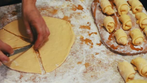 Eine Frau legt frische Teigstücke Marillenmarmelade an — Stockvideo