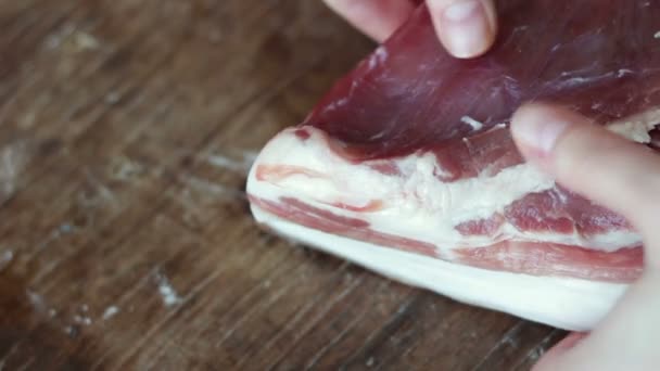 Свежий сочный кусок мяса с беконом — стоковое видео