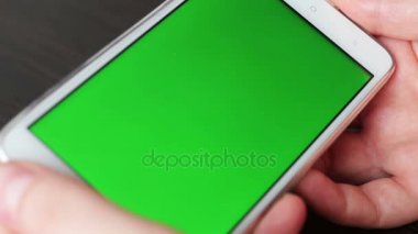 Dokunmatik ekran üzerinde beyaz Smartphone yakın bakış