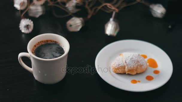 Gieten van koffie bij het ontbijt — Stockvideo