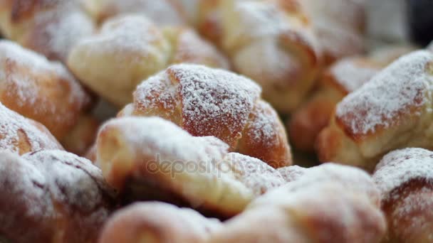 Croissants de azúcar en polvo — Vídeo de stock