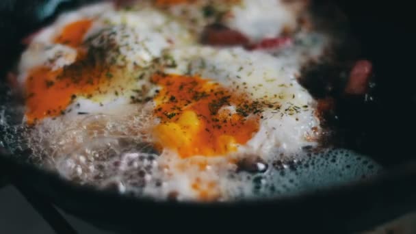 Бекон і смажені яйця — стокове відео