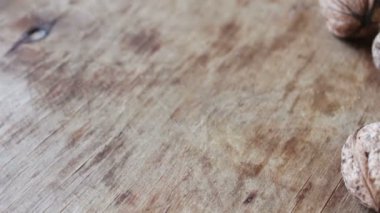 bir kabuğu içinde olgunlaşmış ceviz