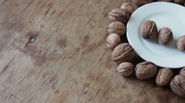 bir kabuğu içinde olgunlaşmış ceviz