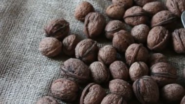 Olgun ceviz kabuğu ve kürek kemiği ile çok