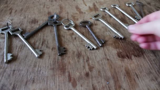 Många vintage nycklar från dörren — Stockvideo