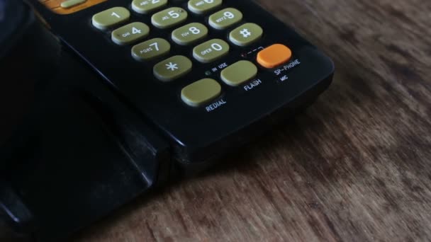 Παλιά μαύρο τηλέφωνο με τα κουμπιά — Αρχείο Βίντεο