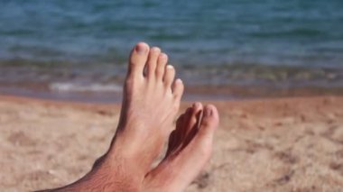 bacaklar güneşlenme sahilde yalan