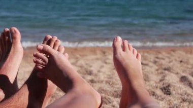 bacaklar güneşlenme sahilde yalan