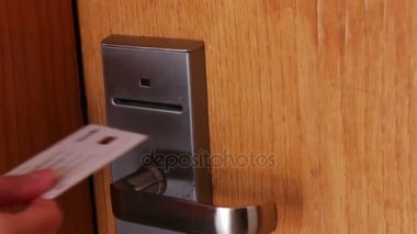 Kadın kapı anahtar kartı ile açılır.