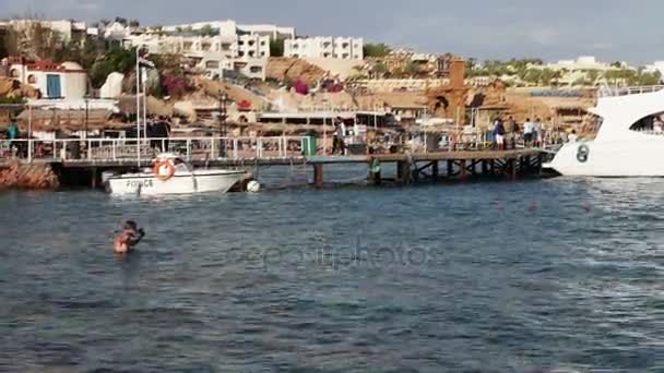 Sharm el-Sheikh, Sharks Bay, Egipto - 30 de noviembre de 2016: Paseo en yate blanco deja pasajeros — Vídeos de Stock