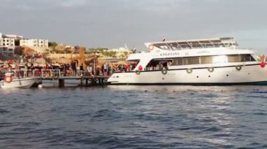 Sharm el-Sheikh, Sharks Bay, Mısır - 30 Kasım 2016: yolcu damla beyaz tekne yürüme