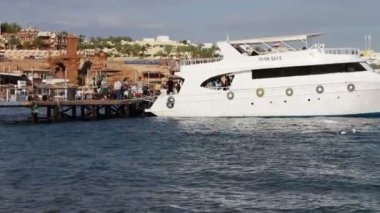 Sharm el-Sheikh, Sharks Bay, Mısır - 30 Kasım 2016: yolcu damla beyaz tekne yürüme