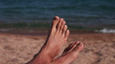 bacaklar güneşlenme sahilde yalan