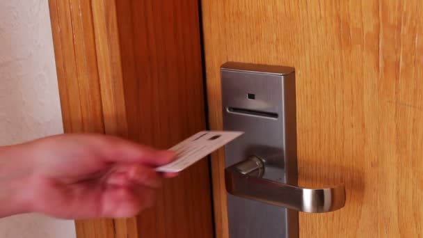 Mulher abre a porta com o cartão-chave — Vídeo de Stock