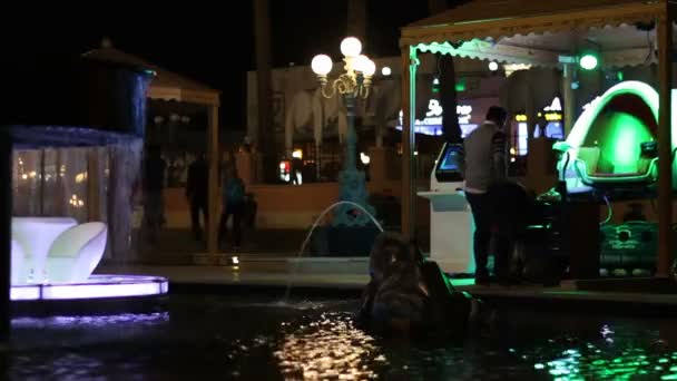 Egypte, South Sinai, Sharm El Sheikh, November 28, 2016: Soho square. Attractie voor kinderen in multi-gekleurde lichten waar de kinderen zich vermaken in de buurt van de fontein — Stockvideo