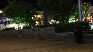 Mısır, South Sinai, Sharm El Sheikh, 28 Kasım 2016: Soho Meydanı. Müslüman erkek, kadın ve çocuk hijabs ve peçe stereet üzerinde gitmek