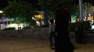 Mısır, South Sinai, Sharm El Sheikh, 28 Kasım 2016: Soho Meydanı. Müslüman erkek, kadın ve çocuk hijabs ve peçe stereet üzerinde gitmek