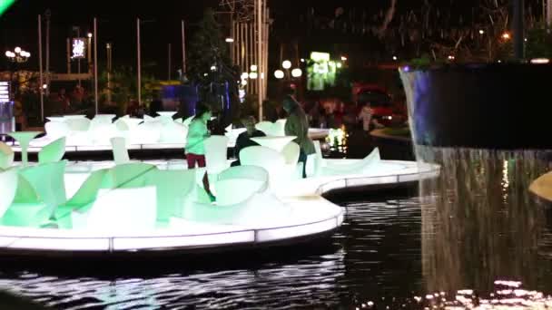 이집트, 남쪽 시 나이, 샤 름 엘 셰이크 년 11 월 28 일, 2016: Soho 광장. 아름 답게 장식 된 세련 된 디자인의 흰색 플라스틱 테이블과 자는 인공 호수와 분수와 함께 레스토랑 — 비디오