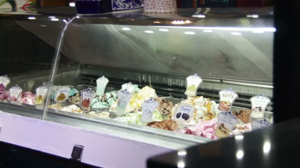 Egypt, Dahab, Sharm El Sheikh, 28 listopadu 2016: Soho Squere. Vitríny s řadou zmrzliny v různých barev a chutí — Stock video