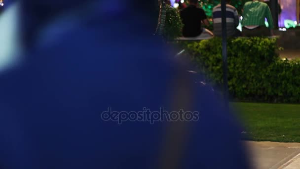 EGYPT, SOUTH SINAI, SHARM EL SHEIKH, NOVEMBER 28, 2016: Soho square. Beautiful statuette on the night street shopping center. Shops with Asian Goods on Soho Square, Sharm El Sheikh, Egypt. — Stock Video