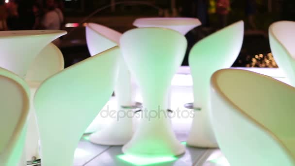 Egipt, Synaj Południowy, Sharm El Sheikh, zm. 28 listopada 2016: Soho square. Pięknie urządzone restauracja stylowy białe plastikowe stoły i krzesła wokół sztucznego jeziora i fontanny — Wideo stockowe