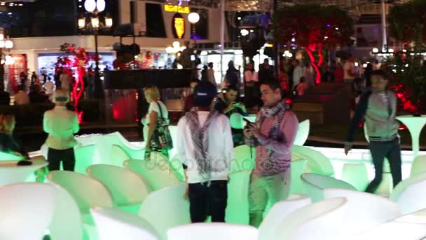 EGYPT, SOUTH SINAI, SHARM EL SHEIKH, NOVEMBER 28, 2016: Soho square. Beautifully decorated restaurant with stylish design of white plastic tables and chairs around an artificial lake and fountain — Stock Video