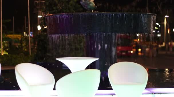 EGYPTE, SUD SINAI, SHARM EL SHEIKH, 28 NOVEMBRE 2016 : Place Soho. Restaurant magnifiquement décoré avec un design élégant de tables et chaises en plastique blanc autour d'un lac artificiel et d'une fontaine — Video