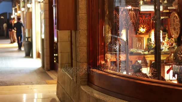 EGIPTO, SUR DE SINAI, SHARM EL SHEIKH, 28 DE NOVIEMBRE DE 2016: Hermoso escaparate. Plaza Soho. Tiendas con productos asiáticos en la Plaza del Soho, Sharm El Sheikh, Egipto . — Vídeo de stock