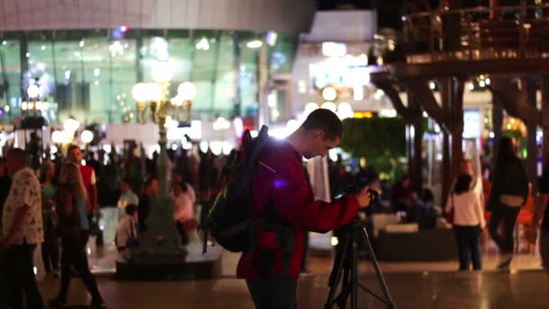 EGIPTO, SUR DE SINAI, SHARM EL SHEIKH, 28 DE NOVIEMBRE DE 2016: Hermoso escaparate. Plaza Soho. El hombre con la cámara graba vídeo en la calle un centro comercial — Vídeo de stock