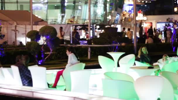 EGIPTO, SUR DE SINAI, SHARM EL SHEIKH, 28 DE NOVIEMBRE DE 2016: Plaza del Soho. Restaurante bellamente decorado con un diseño elegante de mesas de plástico blanco y sillas alrededor de un lago artificial y fuente — Vídeo de stock