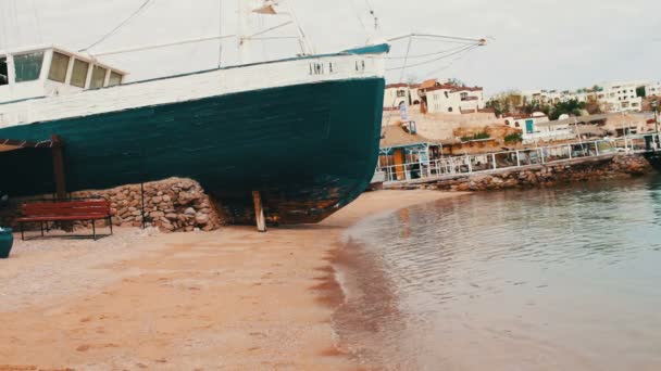 Água do mar limpo e bela costa com flutuador barcos brancos — Vídeo de Stock