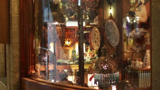 Ägypten, Süd-Sinai, Scharm el Scheich, 28. November 2016: schöne Schaufensterfront. Soho-Platz. Geschäfte mit asiatischen Waren auf dem Soho-Platz, Sharm el Sheikh, Ägypten. — Stockvideo