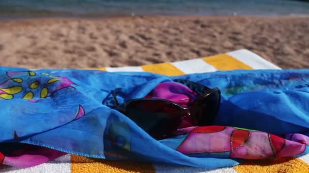 Sunglasses lying on a sun lounger — Stock Video