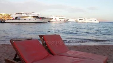 Sharm el-Sheikh, Sharks Bay, Mısır - 30 Kasım 2016: plaj sandalye Yelkenli Yatlar zemin üzerine deniz kenarında