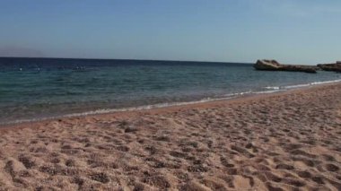 Dalgalar kıyıya karşı yendi