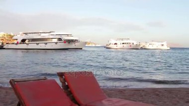 Sharm el-Sheikh, Sharks Bay, Mısır - 30 Kasım 2016: plaj sandalye Yelkenli Yatlar zemin üzerine deniz kenarında