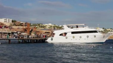 Sharm el-Sheikh, Sharks Bay, Mısır - 30 Kasım 2016: yolcu damla beyaz tekne yürüme